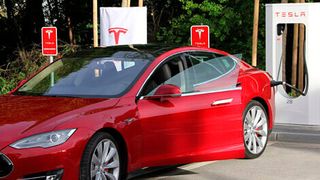 Die elektrische Reichweite der 421 PS starken Limousine gibt Tesla mit 502 Kilometern an – nach dem ECE-Zyklus. Der Hersteller hat zudem in ein System von 480-Volt-Schnelladesäulen investiert, mit dem die Akkus innerhalb von 40 Minuten auf 80 Prozent Ladezustand gebracht werden können. (Foto: ampnet/Meiners)