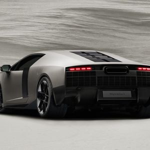 Ein adaptiver Heckflügel steuert Abtrieb und Luftwiderstand automatisch – ist aber auch manuell steuerbar.(Bild:  Audi)