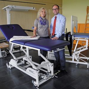Fruchtbare Kooperation: Özpinar-Geschäftsführerin Jutta Gissler und Roemheld-Produktbereichsleiter Alexander Schul sind stolz auf die robusten Patientenliegen.