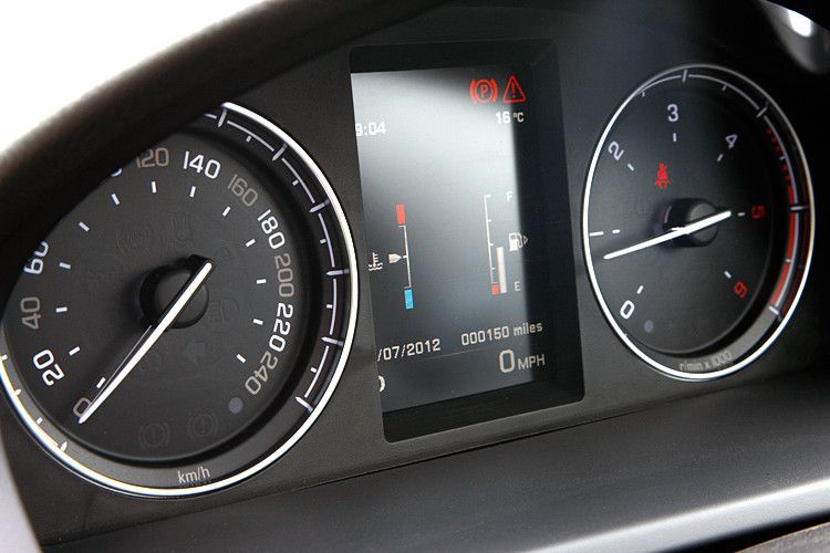... ein 5-Zoll-Monitor im Kombiinstrument. Hier stehen die wichtigsten Fahrzeugdaten zur Verfügung. (Land Rover)