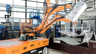 Für die Erforschung mobiler und automatisierter Herstellung großer Bauteile aus faserverstärkten Kunststoffen stehen der TU Braunschweig zwei mobile, batteriebetriebene Industrieroboter zur Verfügung, die eigenständig große Leichtbaustrukturen produzieren können. Die mobilen Produktionsroboter „KMR Quantec-TUBS“ wurden im Rahmen der Kooperation „DLR@UNI“ vom Institut für Adaptronik und Funktionsintegration der Technischen Universität Braunschweig und vom Institut für Faserverbundleichtbau und Adaptronik des Deutschen Zentrums für Luft- und Raumfahrt in Braunschweig konzipiert. (Bild: DLR)