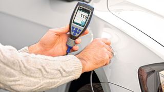 Sofern das Gerät diese Möglichkeit bietet, kann es in bestimmten Situationen hilfreich sein, die Messsonde getrennt vom Schichtdickenmessgerät einzusetzen. (Bild: Automation Dr. Nix)