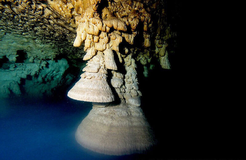 Die Hells Bells-Formationen in der El Zapote-Höhle bei Puerto Morelos auf der Yukatan-Halbinsel.  (E.A.N./IPA/INAH/MUDE/UNAM/HEIDELBERG)