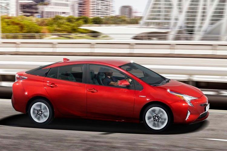 Die typische nach hinten abfallende Dachform ist der Aerodynamik und letztlich dem Verbrauch geschuldet. (Foto: Toyota)