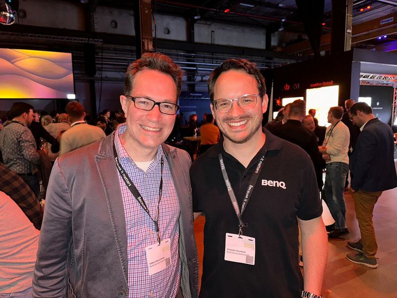 (l.) Volkan Weissenberg und Alexander Brombach (BenQ) sind auf den DJ gespannt. (Bild: Vogel IT-Medien GmbH)