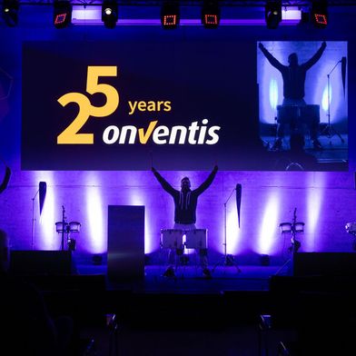 Opening Act zur Onventis Xchange Conference 2025 mit den Profischlagzeugern von Drumstar – energiegeladener Start in zwei Tage voller Innovation und Networking. (Bild: Onventis)