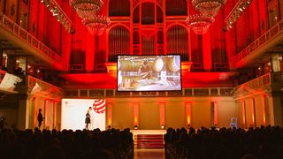 Auf der Galaveranstaltung im Berliner Konzerthaus ist Mitsubishi Electric für seine interaktive Roboter-Applikation „Threebots“ in der Ratinger Hauptverwaltung mit der Red-Dot-Trophäe „Best of the best“ und "Grand Prix 2016" ausgezeichnet worden. (Red Dot / Mitsubishi Electric)