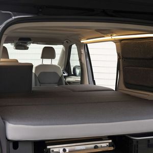 Das Basispaket mit Bettpolster, Tisch und Tischboxen kostet rund 3.999 Euro.(Bild:  Autoren-Union Mobilität/Space Camper)