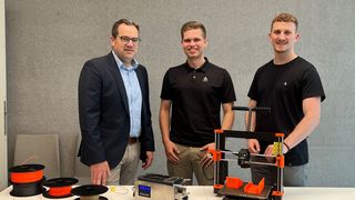 Professor Martin Wäldele mit Pascal Boschet und Leon Sprenger (v.l.n.r.). (Bild: Hochschule Heilbronn)