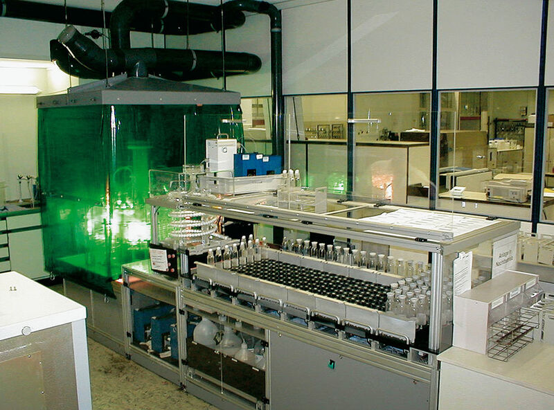 Abb.1: Der Aufschlussautomat im Kompetenzzentrum Analytik der BASF AG in Ludwigshafen. (Archiv: Vogel Business Media)