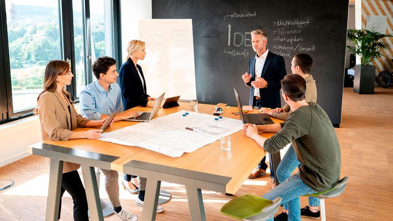 Einfache und klar verständliche Kommunikation senkt die Fehlerquote in Unternehmen. Dennoch scheuen sich viele Fachkräfte davor, aus Angst, sie würden ohne Fachvokabular nicht kompetent genug wirken.(Bild:  tunedin - stock.adobe.com)