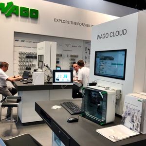  Wago Das Mindener Traditionsunternehmen Wago, das unter anderem für dezentrale Automatisierungstechnik bekannt ist, stellte auf dem Event die Wago IoT-Box vor. Mit dieser offenen und sofort einsatzbereiten Lösung können entstehende Maschinendaten per WLAN oder Mobilfunk von der Anlage direkt in die Cloud übertragen werden. Das Thema Datensicherheit wurde hier von Anfang an mitgedacht. Mehr Informationen unter  www.wago.com   (Bild:  Vogel Communications Group)
