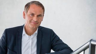 Volkswagen-Chef Oliver Blume freut sich über die Aktienentwicklung, durch die sich der Konzern von den deutschen Mitbewerbern derzeit abhebt. Damit das so bleibt, will er den eingeschlagenen Sparkurs weiter durchziehen, was aber auch für Kritik sorgt ... (Bild: Volkswagen)