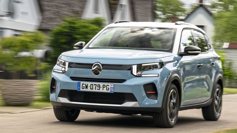 Mit dem wahlweise elektrisch oder konventionell angetriebenen Kleinwagen bringt Citroen Ende Juli gleich einen doppelten Preisbrecher auf die Straße.(Bild:  Adrien Cortesi)