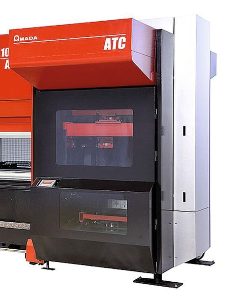 Der automatische Werkzeugwechsler ATC gilt als einzigartige Entwicklung, mit der Amada Vorreiter auf dem Weltmarkt ist. Die Flexibilität wie auch die Reserven des ATC sind enorm. Das Werkzeugwechselsystem umfasst 18 Magazine für Matrizen und 15 für Stempel. Jedes einzelne Magazin kann bis zu 800 mm lange Werkzeuge aufnehmen. (Bild: Amada)