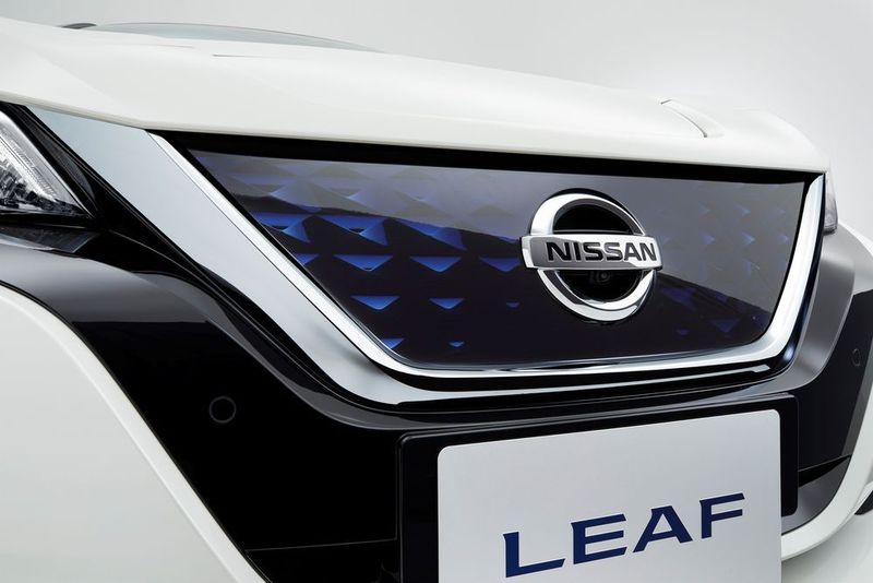 Die schwarzen Einlagen wirken wie ein Kühlergrill. (Nissan)