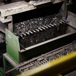 Die nach der Demontage verbliebenen Fahrzeugkarossen wurden geschreddert und mit beteiligten Partnerunternehmen in Materialgruppen separiert: zum Beispiel Stahl, Aluminium und Kunststoff.(Bild:  AUDI AG)