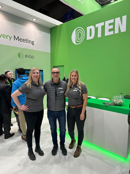 Martin Bauer mit seinen Kolleginnen (l.) Angela McCann und Amy Newton (DTEN). (Bild: Vogel IT-Medien)