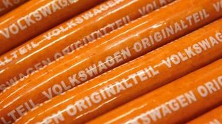 Bei Volkswagen hat sogar die Currywurst eine eigene Teilenummer! Um den Absatz anzukurbeln, wollen die Wolfsburger die würzige Fleischzigarre jetzt in die Supermärkte bringen. Sie soll sich vom Konzept auch von anderen Typen unterscheiden. Aber keine Angst, es ist keine Elektrowurst ... (Bild: Volkswagen)