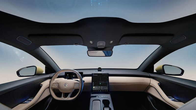 Ein Panorama-Glasdach lässt viel Licht in den Innenraum. (Nio)