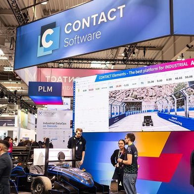 Besucherinnen und Besucher erleben anhand des E-Racecar-Szenarios und den vielen Live-Demopoints das nahtlose Zusammenspiel von PLM, IoT und KI in Contact Elements. (Bild: Contact Software)