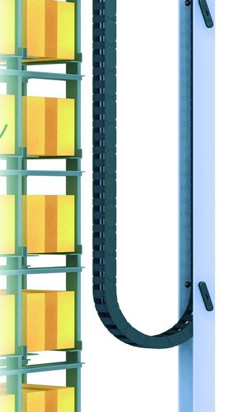 Mit dem System Guidelok wird das Untertrum der Energiekette bei Vertikalfahrt in der Verfahrrinne festgehalten. Auch bei 80 m Masthöhe und hohen Querbeschleunigungen schlägt die Kette nicht aus.  Bilder: igus (Archiv: Vogel Business Media)