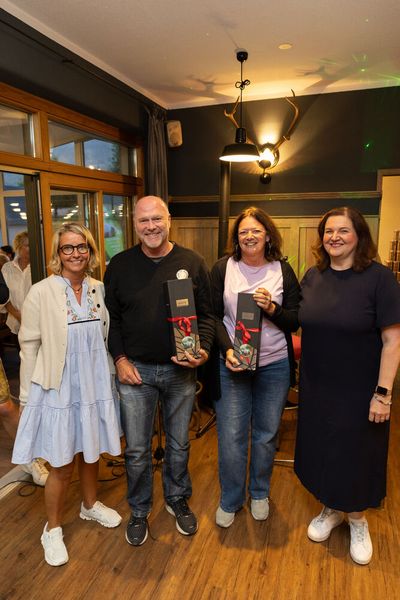 Und auch die Sportler gingen nicht leer aus. Otto Mayregger und Angelika Neuner können auch gemeinsam anstoßen. (Bild: © Hans Breitenfellner (hochzeit-in-bildern.de))