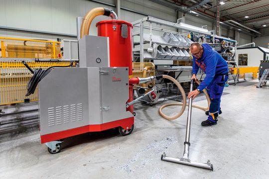 Avec la série DA 5112/DA 5152, Ruwac a développé des aspirateurs industriels mobiles destinés à l'aspiration de grandes quantités de poussière ou de matériaux en vrac, qui font également leurs preuves en utilisation stationnaire.(Image : Ruwac)