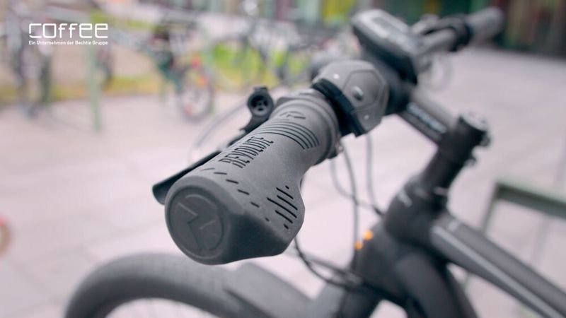 Parallel zur Entwicklung der Nabe und dem hierfür nötigen Drehgriff wurden auch ergonomische Fahrradgriffe designt und entwickelt, welche für alle Fahrräder mit Kettenschaltung kompatibel sind.  (Revolute)