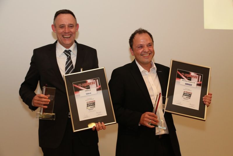 In der Kategorie Desktop-PCs & Notebooks gewannen (v.l.): Bernd Tillmann, TAROX (Gold), und Sven Buchheim, bluechip (Platin). (Nina Solansky)