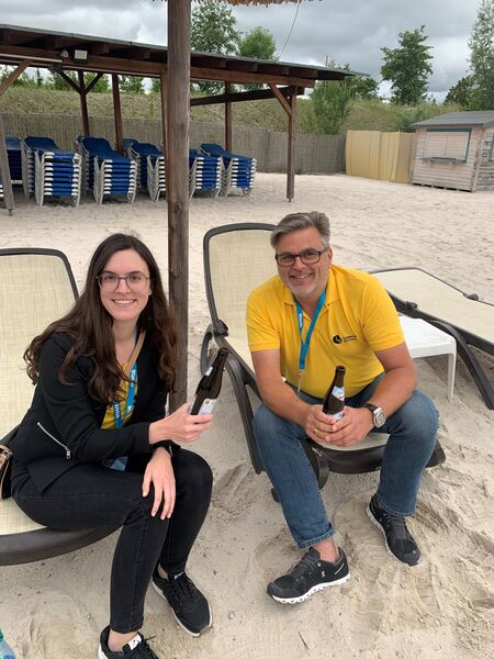 Sophia Klöbl und Tom Haak (Lywand Software) genießen das Strandfeeling. (Bild: IT-BUSINESS)