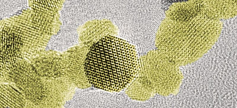 Les nanoparticules de dioxyde de hafnium produites par synthèse de flamme ne mesurent que 5 nanomètres environ.  (Source : Empa / ACS Chemistry of Materials)