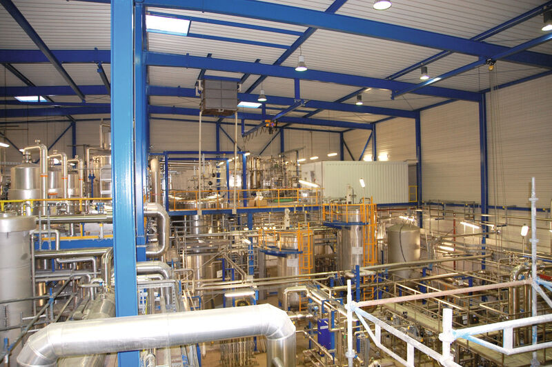 Die Multipurpose-Anlage in Leuna: Der Ausschnitt zeigt die Fermentation und Teile des Downstream-Equipments. (Bild: ThyssenKrupp Uhde)