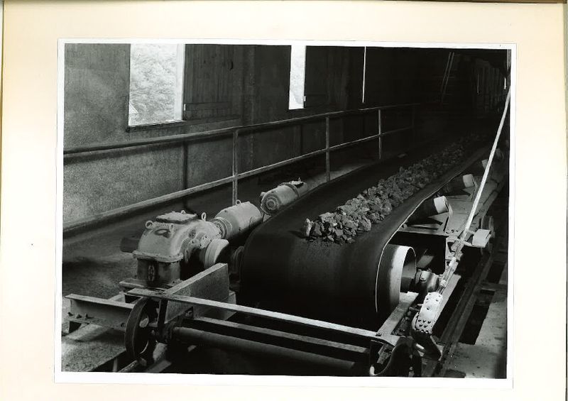 FLENDER KEHW 160, N=4PS, n=960/43 im Antrieb eines fahrbaren Förderbandes; die Aufnahme stammt aus September 1957. (Bild: Siemens)