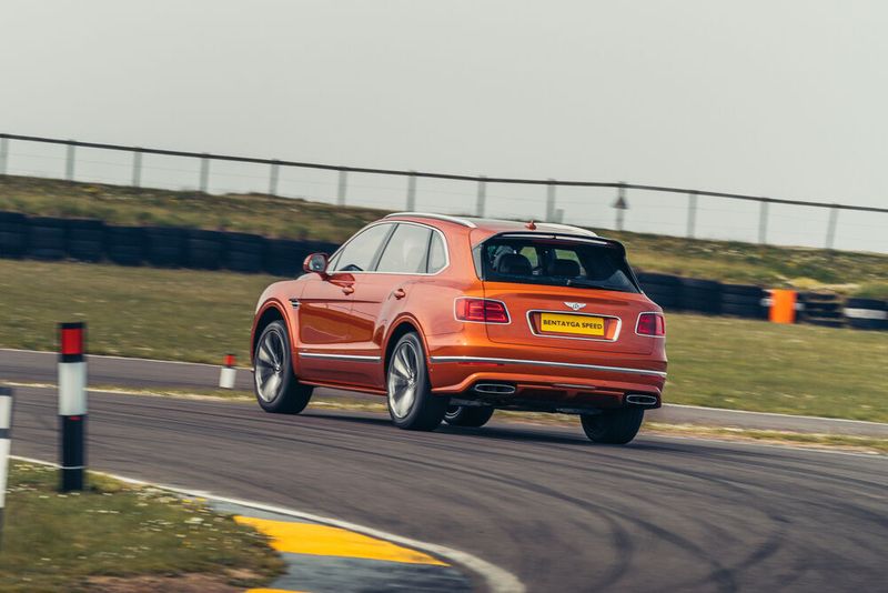 Weil die 900 Nm jetzt früher anliegen und länger bereitstehen, gelingt der Sprint auf Tempo 100 im Speed in 3,9 statt 4,1 Sekunden. (Bentley)