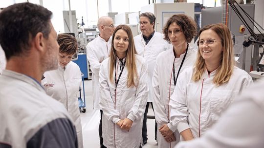 « Transmettre ce que j'ai appris est à la fois motivant et enrichissant », explique aux enseignants Patrick Beuchat, responsable de la formation chez Cartier Hologerie.(Source :  Guillaume Perret / Cartier)