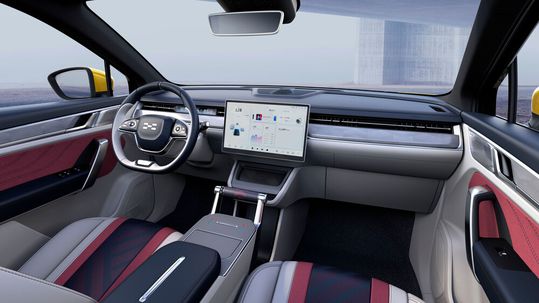 Das Lenkrad des Aiways U6 schwebt optisch frei im Raum und die Bildschirme sind rahmenlos.(Bild:  Aiways)