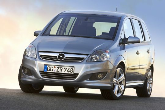 Opel: Fahrer der Marke aus Rüsselsheim weichen in allem ein wenig vom Durchschnitt ab – vor allem ins Negative. Sie gelten als spießig (85 Prozent), unattraktiv (68 Prozent) und unsportlich (56 Prozent). Da verwundert es wenig, dass sie eher auch als ernst (61 Prozent) wahrgenommen werden. Die Marken-Experten von Progenium können den Abweichungen auch positive Seiten abgewinnen: „Die Opel-Fahrer weichen jeweils nur ein bißchen ab und sind damit vielleicht den Ford-Fahrern um einen Nasenlänge voraus. (Archiv: Vogel Business Media)
