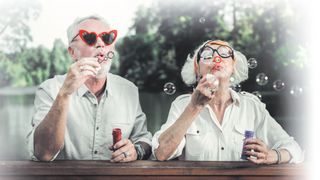 Bevor die Seifenblasen platzen, könnten Unternehmen ihre in Rente gegangenen Babyboomer mit attraktiven Teilzeitangeboten wieder zurück holen. (Bild: © Viacheslav Yakobchuk)