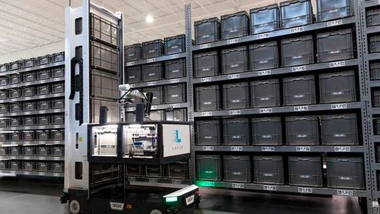 Locus-Array-Kommissionierung in einem Lagergang. Im Gegensatz zu traditionellen Systemen werden den Robotern dynamisch in Echtzeit Aufgaben zugewiesen.(Bild:  Locus Robotics)