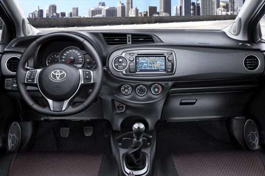 Die im Vorgängermodell recht ausgefallene Anordnung der Instrumente ist einer konservativen, auf den Fahrer orientierten Ausrichtung gewichen.  (Toyota)