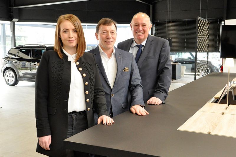 Von rechts: Die beiden Geschäftsführer Michael Niebel und Ralf Brandenburg sowie Ina Niebel (Marketing). (Wehner / kfz-betrieb)