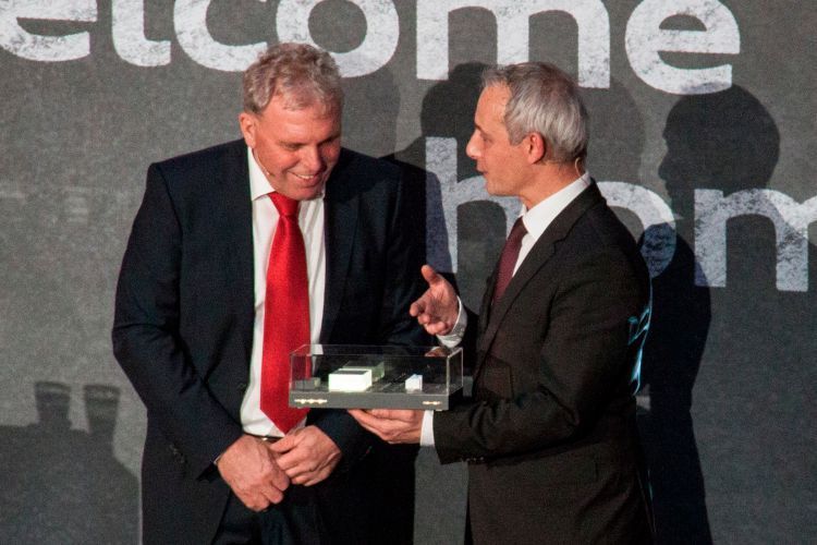 Oliver Bartholomäy, Gesamtvertriebsleiter Region Ost von Audi (r.), beglückwünschte Vorstand Wilfried Ehrhardt zu dem neuen Standort. (Foto: Ehrhardt AG)