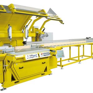 Die Zimmereikreissäge Gama 65 V3 kann Werkstücke mit einer Länge von bis zu 14 m verarbeiten.(Bild:  Avola Maschinenfabrik A. Volkenborn GmbH & Co. KG)