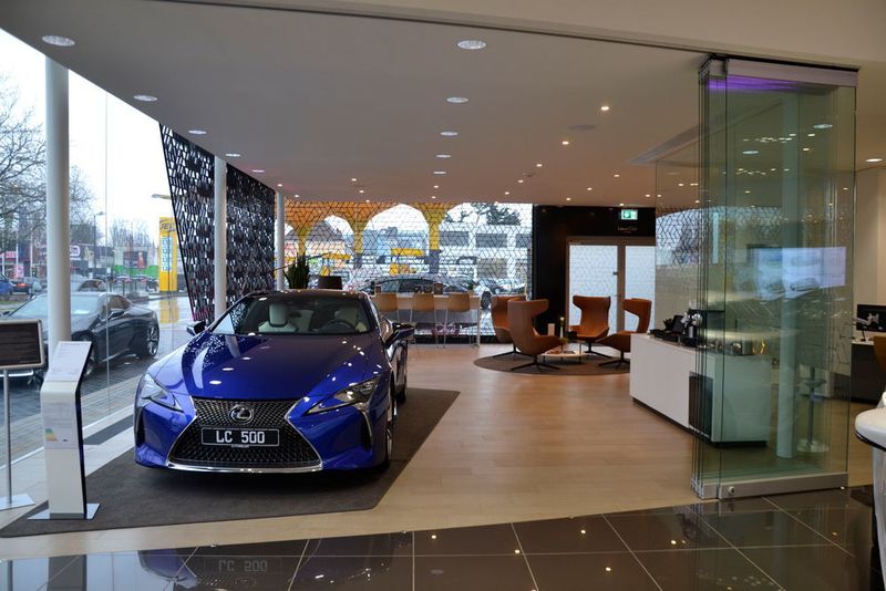 Der Lexus-Clubbereich lässt sich vom Showroom räumlich abtrennen und lässt sich so auch für private Kundenevents nutzen. (Mauritz/»kfz-betrieb«)