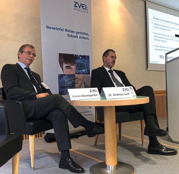 Bild 2: Die ZVEI-Experten Dr. Andreas Lock (VP bei Robert Bosch, links) und Bernd Enser (COO bei Semikron, rechts) präsentierten die neue Technologie-Roadmap auf der Productronica in München. (ZVEI / Karen Baumgarten)