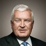 Titel, Name: Dr. Klaus Engel Geburtsjahr, -ort: 1956 in Duisburg Funktion: Vorstandsvorsitzender Firma:Evonik Industries AG  Ausbildung: 1974-1980 Studium der Chemie an der Ruhr-Universität Bochum Abschluss: Diplom-Chemiker 1984 Promotion zum Dr. rer. nat. in Bochum   Berufliche Laufbahn: 1984-1989 Tätigkeit in der Chemische Werke Hüls AG, Marl  1989-1994 Tätigkeit bei der VEBA AG, Düsseldorf 1994-1998 Tätigkeit bei der Hüls AG, Marl  1998 Geschäftsführer der Creanova Spezialchemie GmbH, Marl 1999-2006 Mitglied des Vorstands der Brenntag AG, Mühlheim an der Ruhr (ab 2001 Vorstandsvorsitzender, ab 2004 Vorsitzender der Geschäftsführung der Brenntag Management AG) 2006-2007 Vorstandsmitglied der RAG AG, Essen 2006-2008 Vorstandsvorsitzender der Degussa AG, Düsseldorf  2007 Vorsitzender der Geschäftsführung der Evonik Degussa GmbH, Essen 2007-2008 Mitglied des Vorstands der Evonik Industries AG, Essen Seit 2009  Vorstandsvorsitzender der Evonik Industries AG, Essen (Bild: Evonik)