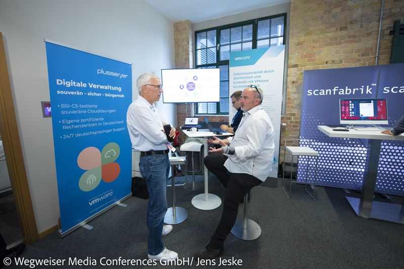 Zwischen den Vorträgen nutzen die Teilnehmer die Zeit zum Netzwerken (Wegweister Media & Conferences GmbH/Jens Jeske)