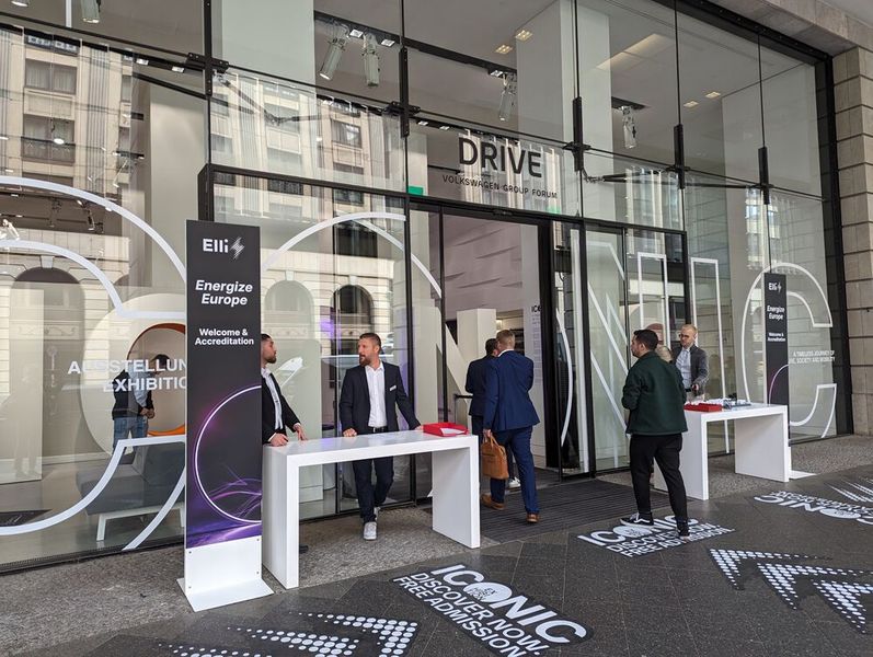 Der Standort wurde bewusst gewählt. Denn wo ist Mobilität so hautnah zu erleben wie im Herzen von Berlin, an der Kreuzung Unter den Linden/Friedrichstraße? (Bild: Stefanie Eckardt | Next Mobility)