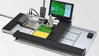 Der placeMAN, ein SMD Handbestückungsplatz mit Manipulator von Paggen Werkzeugtechnik, ist das praktische Bestückungsgerät für den „kleinen Geldbeutel“.  (Paggen Werkzeugtechnik)